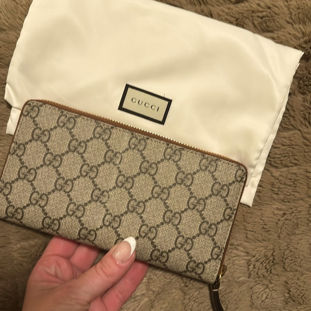 Beautiful lightly  used Gucci wallet.